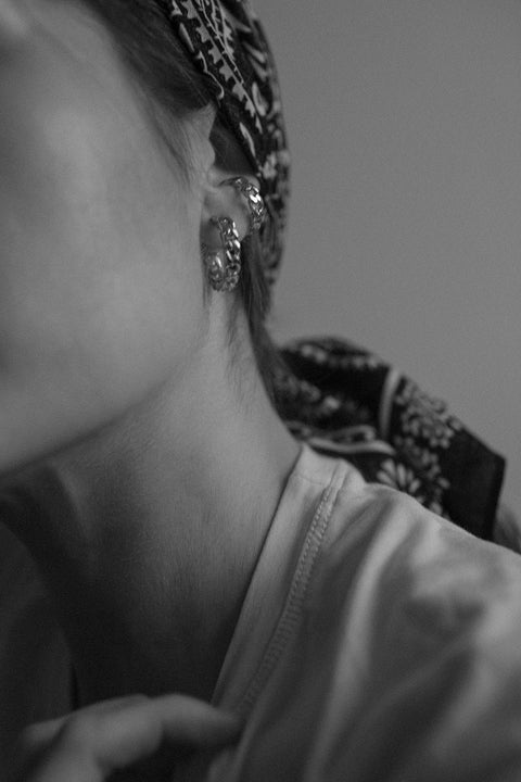A statement ear cuff inspired by the texture of a bold men’s chain. With a 25 mm diameter, it brings a strong, modern edge to any outfit, adding character and style without the need for piercing. Discover expressive design and confident elegance by UMIAR jewelry.