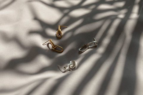 Minimalist drop stud earrings inspired by chain links, featuring clean, geometric rectangular forms. Lightweight yet expressive, with a length of approx. 28 mm, they offer timeless elegance suitable for everyday wear and special occasions alike. Discover refined minimalism by UMIAR jewelry.