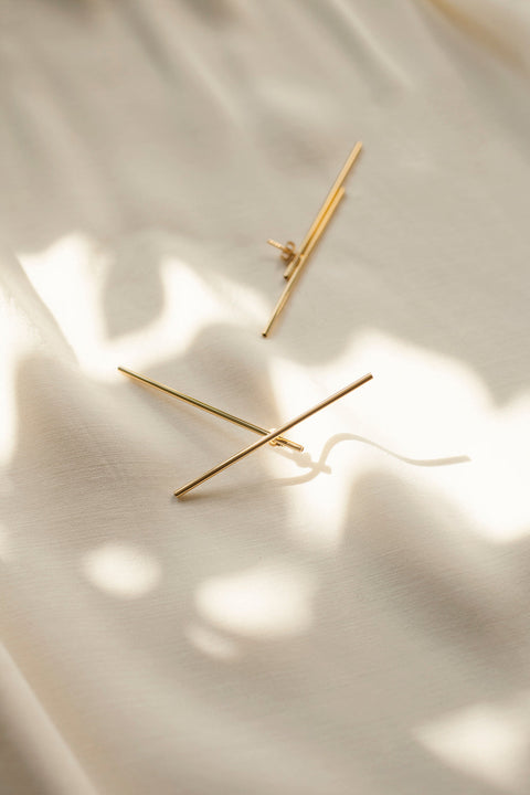 Extraordinary double-sided earrings featuring two dynamic straight lines and a distinctive layered construction. Composed of a front stud, back tube, and stopper, they create a modern, architectural statement that elevates any look. Discover contemporary design and refined craftsmanship by UMIAR jewelry.