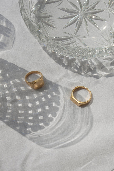A minimalist rectangular signet ring with a smooth, polished finish and refined linear form. Designed as a unisex piece, it offers modern simplicity and timeless elegance. Featuring a 6 × 12 mm face, it is a versatile everyday accessory for lovers of clean, contemporary design. Discover understated refinement by UMIAR jewelry.