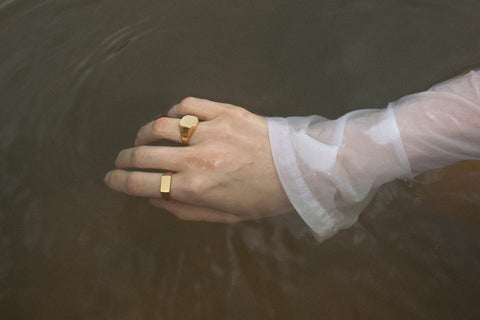 A minimalist rectangular signet ring with a smooth, polished finish and refined linear form. Designed as a unisex piece, it offers modern simplicity and timeless elegance. Featuring a 6 × 12 mm face, it is a versatile everyday accessory for lovers of clean, contemporary design. Discover understated refinement by UMIAR jewelry.