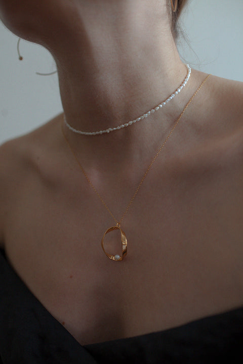 An elegant choker necklace combining a silver chain with delicate natural pearls. Featuring an adjustable length and a total length of 46 cm, it can be styled close to the neck or worn lower for a softer effect. A timeless piece that adds subtle elegance to any look. Discover refined classics by UMIAR jewelry.