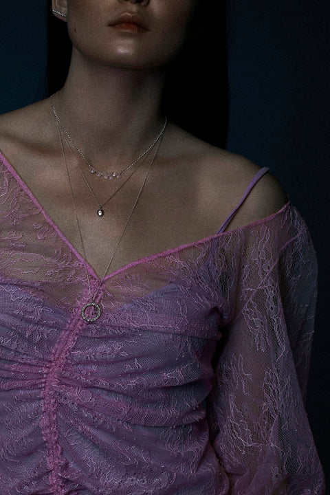 A distinctive pendant inspired by the organic shape of a droplet, suspended on a 50 cm chain. Each piece is subtly unique, highlighting its handcrafted character and individuality. A refined yet expressive accent for everyday and elegant styling. Discover authentic design by UMIAR jewelry.