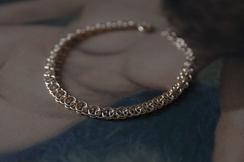 Discover the hand-woven chain necklace from UMIAR Jewellery — perfect for both everyday and elegant looks. This WIĘZI collection piece, crafted from delicate links, highlights artisanal craftsmanship and traditional techniques. Inspired by unifying emotions, it is designed for both her and him. Add exceptional design to your collection!