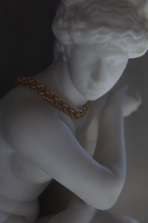 Discover the hand-woven chain necklace from UMIAR Jewellery — perfect for both everyday and elegant looks. This WIĘZI collection piece, crafted from delicate links, highlights artisanal craftsmanship and traditional techniques. Inspired by unifying emotions, it is designed for both her and him. Add exceptional design to your collection!