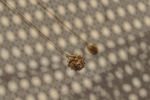 A delicate shell-shaped pendant measuring 15 x 10 mm, suspended on a 40 cm silver chain. Inspired by the ease of summer and the beauty of nature, this minimalist necklace works perfectly worn solo or layered with marine designs from the MARE collection. Discover subtle seaside elegance by UMIAR jewelry.