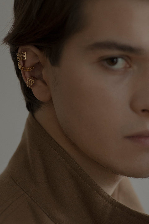 A statement ear cuff inspired by the texture of a bold men’s chain. With a 25 mm diameter, it brings a strong, modern edge to any outfit, adding character and style without the need for piercing. Discover expressive design and confident elegance by UMIAR jewelry.