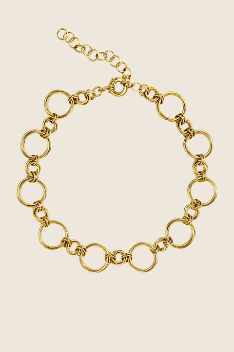 Enhance your style with the TELA choker from UMIAR Jewellery’s WIĘZI collection. Handcrafted from hundreds of delicate links, it offers subtle elegance and a perfect 42 cm fit around the neck. Available in 925 sterling silver or 24k gold-plated silver, it blends traditional craftsmanship with modern design — a unisex piece celebrating meaningful connections.