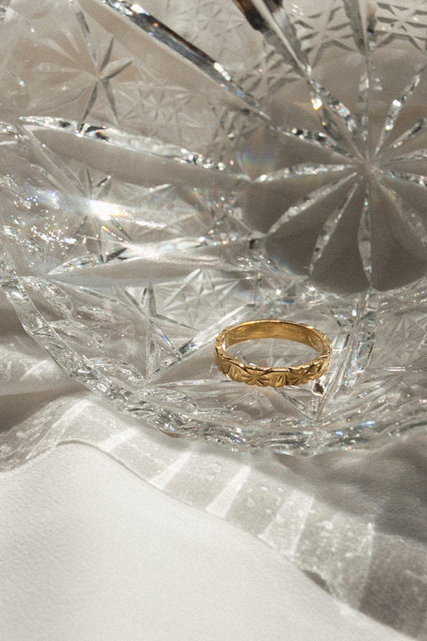 An elegant band ring with an embossed star motif, designed for lovers of minimalist forms and cosmic inspiration. With a 3 mm height, it offers subtle character and pairs perfectly with textured bands like DORSA or CRATER. A refined everyday piece with a celestial touch. Discover understated design by UMIAR jewelry.