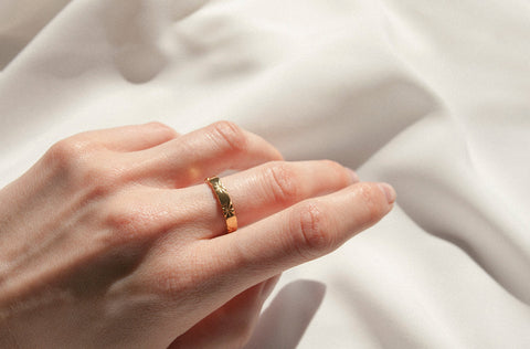 An elegant band ring with an embossed star motif, designed for lovers of minimalist forms and cosmic symbolism. With a 3 mm height, it offers subtle character and pairs perfectly with textured bands like DORSA or CRATER. A refined everyday piece with a celestial touch. Discover understated design by UMIAR jewelry.