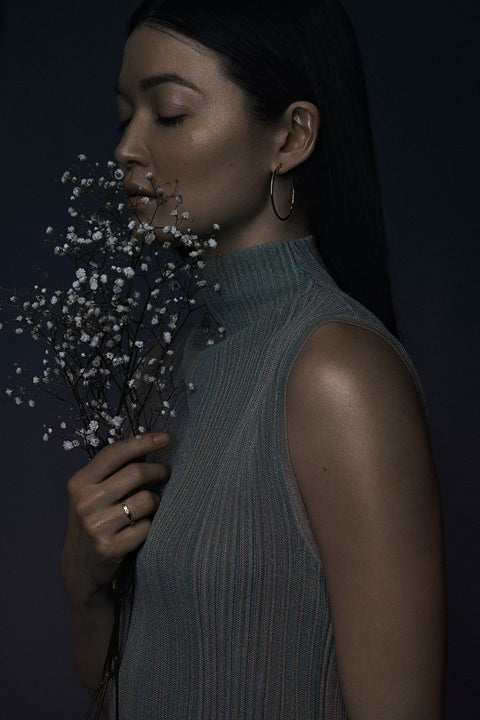 An elegant band ring with an embossed star motif, designed for lovers of minimalist forms and cosmic symbolism. With a 3 mm height, it offers subtle character and pairs perfectly with textured bands like DORSA or CRATER. A refined everyday piece with a celestial touch. Discover understated design by UMIAR jewelry.