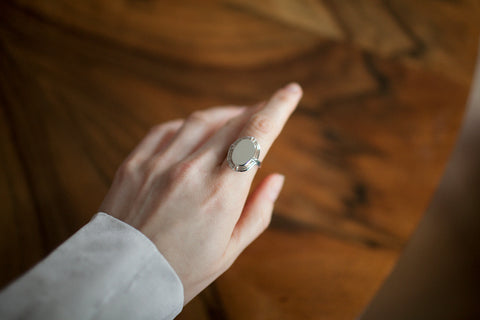 An oval basket ring inspired by vintage jewelry, combining timeless elegance with a modern minimalist finish. Featuring a polished front and a 20 mm height, it offers versatile styling on different fingers and pairs perfectly with band rings. Discover refined contrast and contemporary charm by UMIAR jewelry.