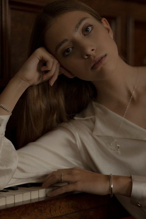 A decorative band ring featuring an irregular edge that brings a modern accent to a classic form. Elegant yet distinctive, it is designed for everyday wear and special occasions alike. A timeless piece that balances tradition with contemporary character. Discover refined design by UMIAR jewelry.