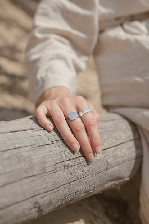 A minimalist rectangular signet ring with a smooth, polished finish and refined linear form. Designed as a unisex piece, it offers modern simplicity and timeless elegance. Featuring a 6 × 12 mm face, it is a versatile everyday accessory for lovers of clean, contemporary design. Discover understated refinement by UMIAR jewelry.